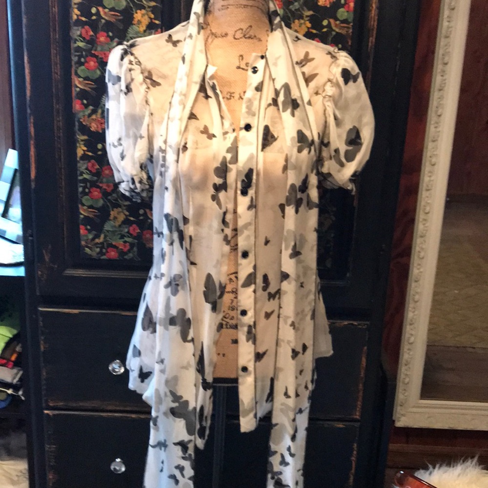 D&G blouse ❤️New listing ❤️